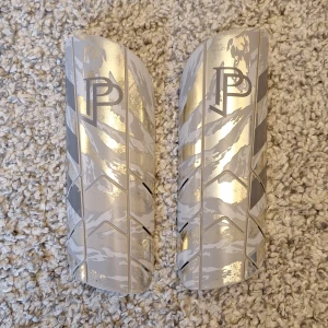 Adidas Ghost Graphic "Paul Pogba" benskydd  - Säljer dessa Adidas Ghost Graphic "Paul Pogba" benskydd i storlek L. Färgen på benskydden har gott bort lite pga. användning men annars finns det inga defekter eller så. Orginalbox och ett par benskyddsband ingår. Skick: 7.5/10