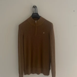 Morris halfzip  - Brun beige stickad half zip från Morris i storlek M. Däremot långa ärmar och torso. Helt oanvänd, som ny. Öppen för byten eller diskussion om pris!