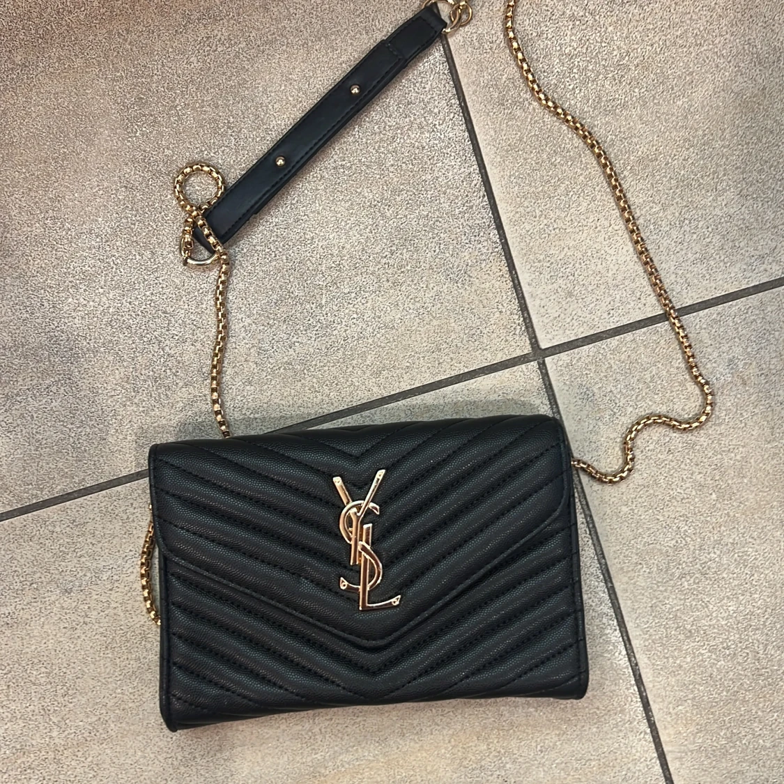 Beige axelväska med kedja och pärldetaljer - 1