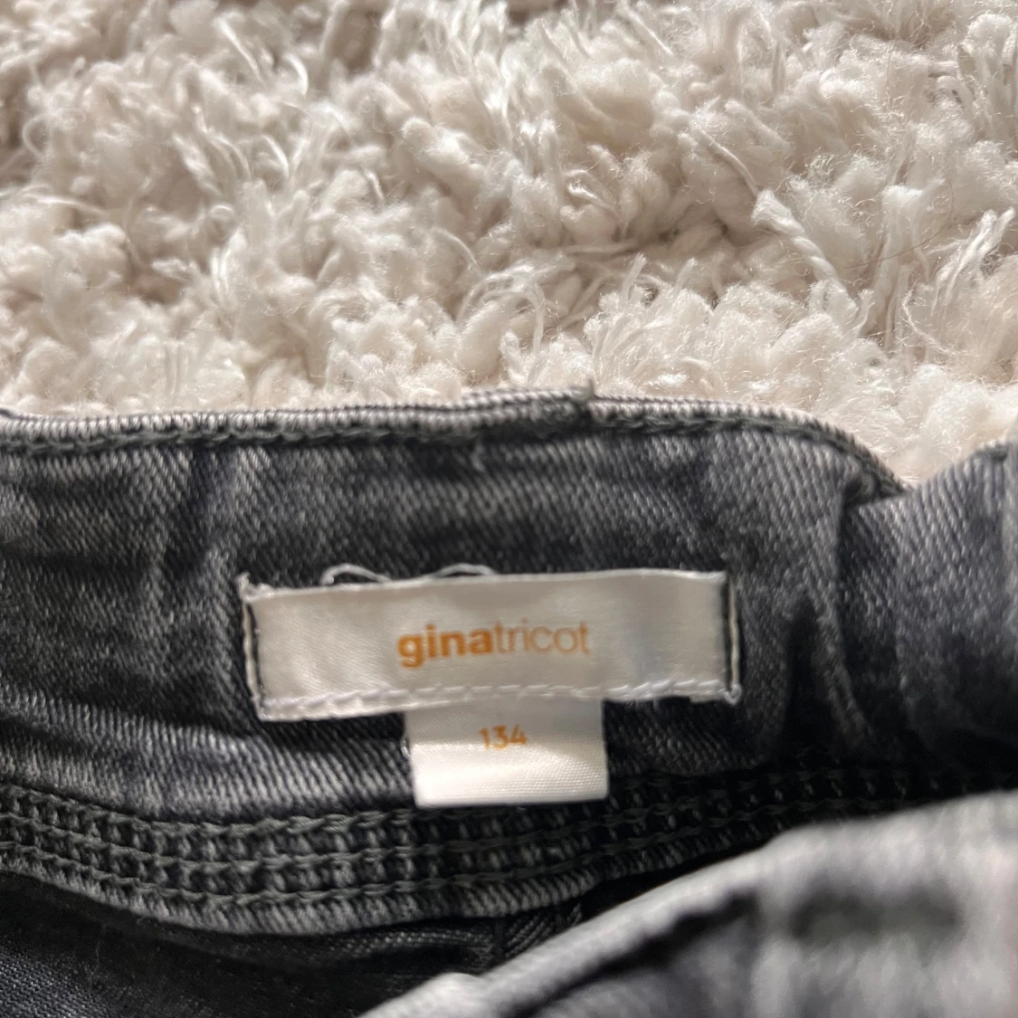 Svarta Gina jeans  - 1