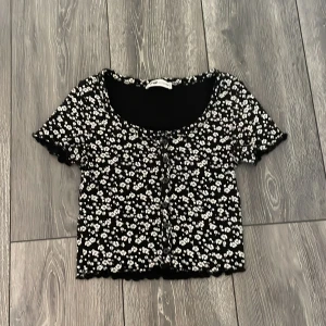 Topp  - En fin sommar topp från newyorker. Passar bra till ett bar finna jeans shorts eller en söt kjol