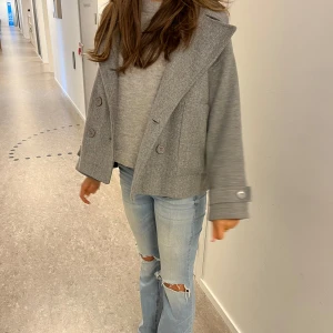 Grå kappa  - Säljer denna supersnygga jacka, då den inte kommer till användning! Ny pris ca 700 och är knappt använd!! Pris kan diskuteras , rätt liten i passform 