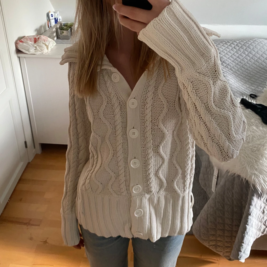Vit stickad kofta med knappar - 4