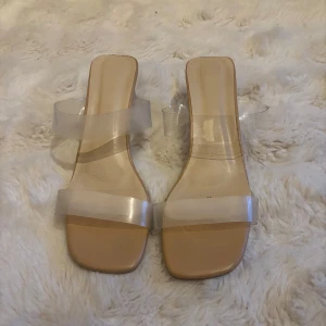 Klackskor  - Säljer ett par klackskor från Shein som är extremt sköna, inga problem att gå i dem en hel dag