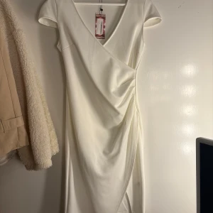 Vit klänning - Vit klänning köpt från Boohoo. Aldrig använd och lappen sitter kvar. Passar perfekt för student. 