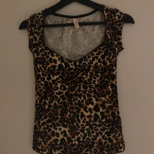 Leopardmönstrad topp från Nelly - Säljer en leopardmönstrad topp från Nelly i storlek XS.