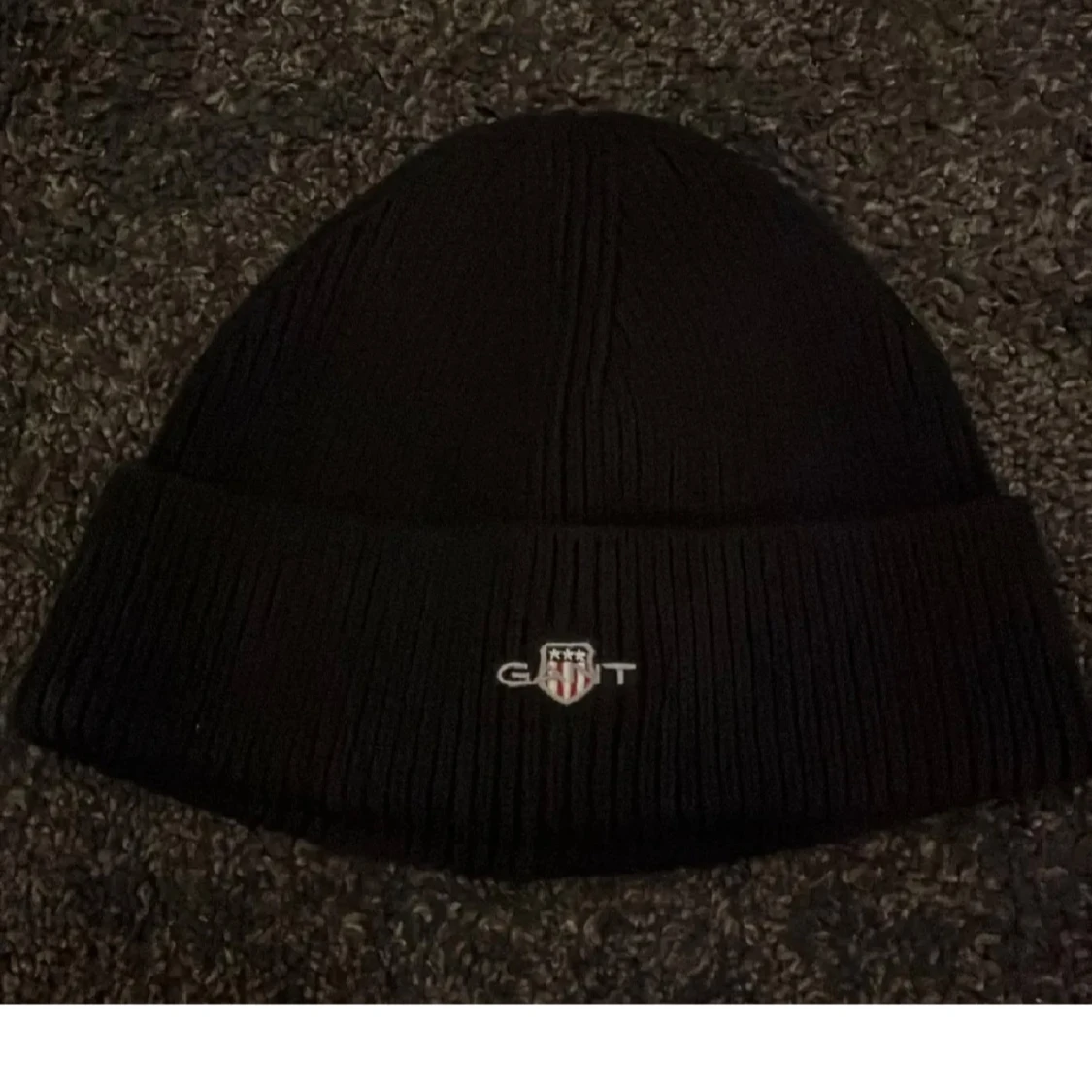 Svart ribbad mössa från GANT