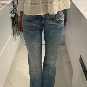 Lågmidjade bootcut jeans - Säljer dessa skitsnygga jeansen som är lågmidjade & bootcut från Weekday! Använda fåtal gånger pga en aning korta för mig som är 176. Midjemått: 67 cm, Innerbenslängd: 86 cm🩵