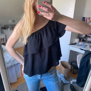 Svart topp - Jättefin topp nu till sommaren som man kan ha på olika sätt💗