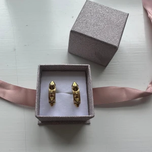 Peak earrings Edblad - Säljer mina älskade edblad örhängen! De är sparsamt använda så i bra skick, den enda defekten är dock att ena örhängesstoppet saknas som man kan se på bild 2! Jag lyckades tappa den när de var helt nya så sen dess har jag använt ett genomskinligt örhängesstopp istället! Nypris:399kr💞⚠️OBS ask medföljer ej⚠️