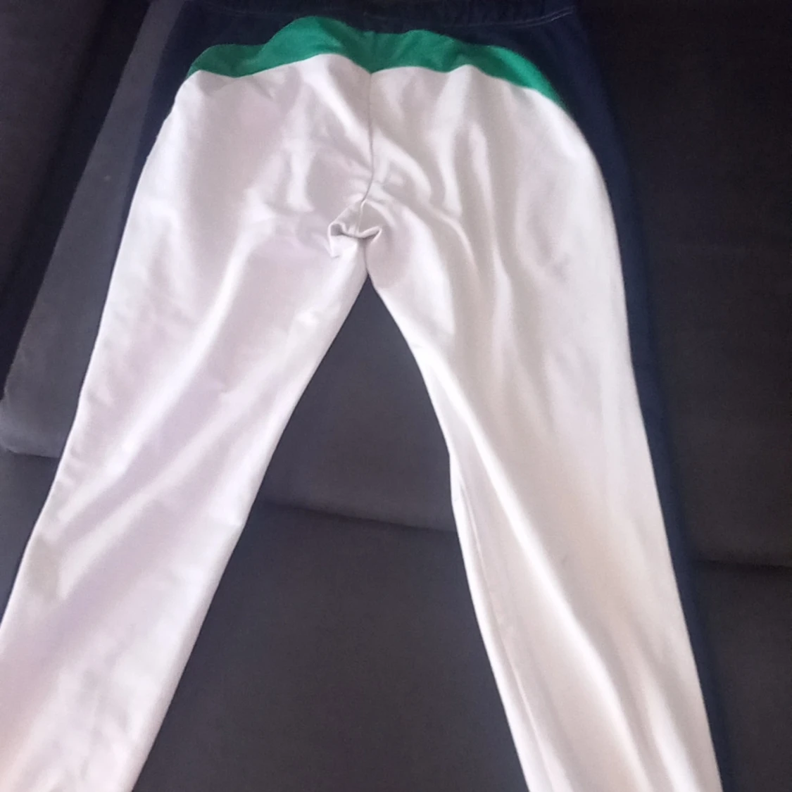 Vita träningsbyxor från Lacoste - 1