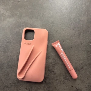 Rhode - Jätte fint rhode skal med läppglans i färgen toast från haily bibers hemsida. Läppglasnet helt oanvänt. Till iphone 11 pro💗