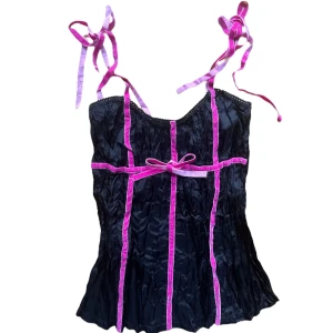 Vintage Svart och rosa linnetopp med rosett - Svart linne mee rosa detaljer. Knytbara snören. Strl S 