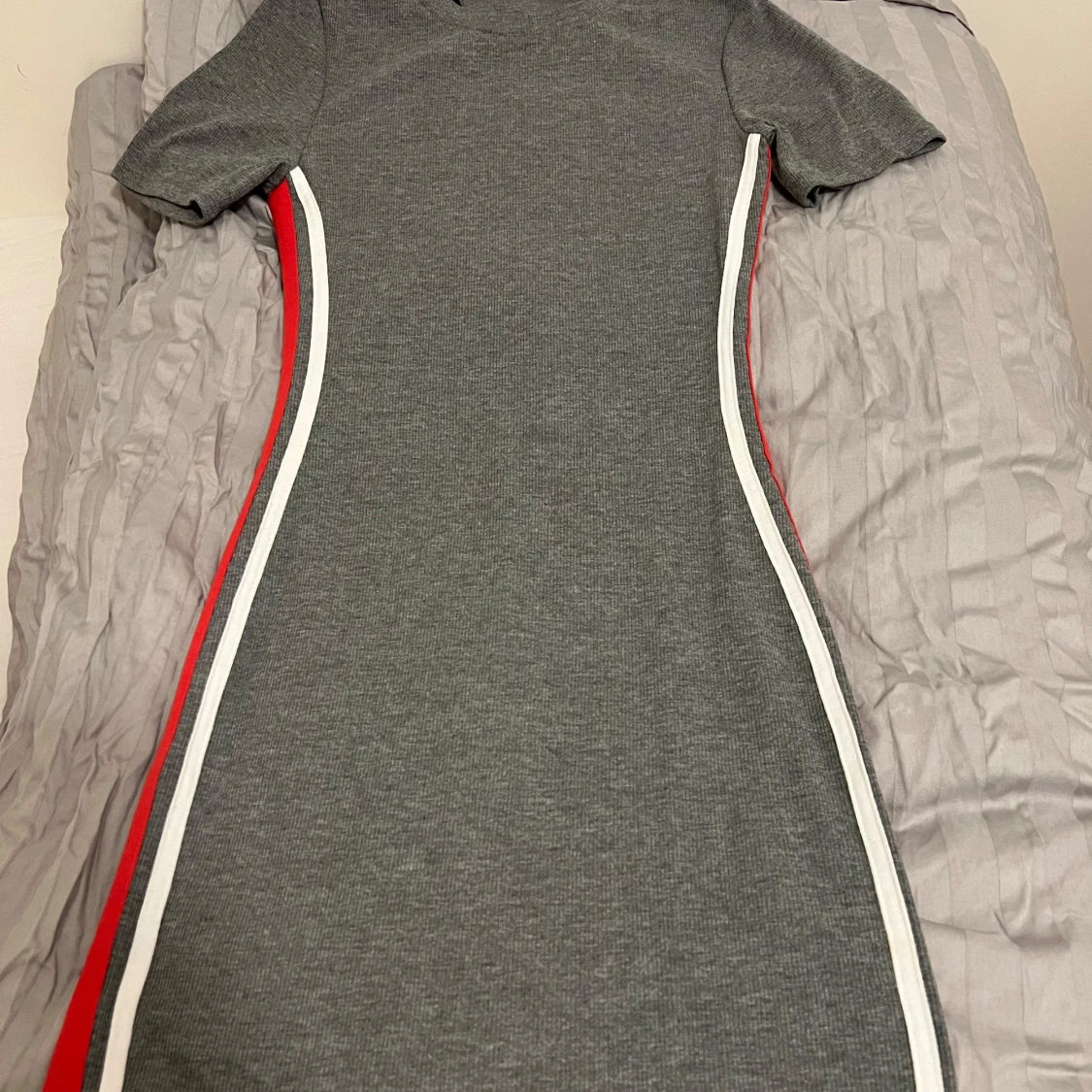 Grå ribbad klänning - 1