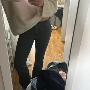 Mörkgröna bootcut byxor - Säljer nu mina sjukt snygga Lågmidjade gröna jeans som jag köpte på Vinted för ett tag sedan. De är väl använda och ÄLSKAR dom men tyvärr har de blivit lite för små. Jag har normalt storlek 36/38 i jeans för referens och är 167cm!💚💚 vet tyvärr varken märke eller storlek!