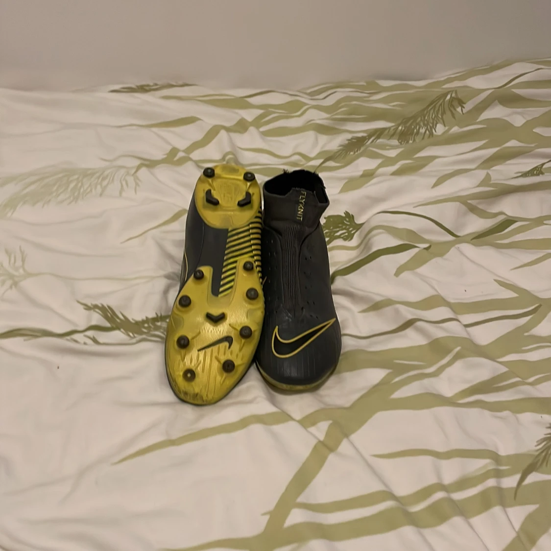 Svarta Nike fotbollsskor med gula detaljer - 2