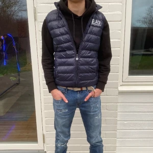 Emporio Armani Väst - Säljer denna mörkblåa Armani väst💫 eftersom att den inte passar. Helt oanvänd, extremt bra skick. Size Medium och passar Small. Ny pris kostar den runt 1600 och priset kan diskuteras vid snabb affär!