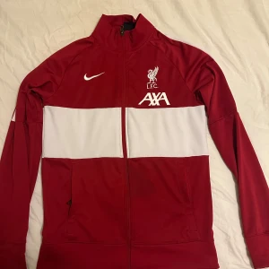 Liverpool långarmad  - Köpt på unisport för något år sen, bara hängt på en vägg.