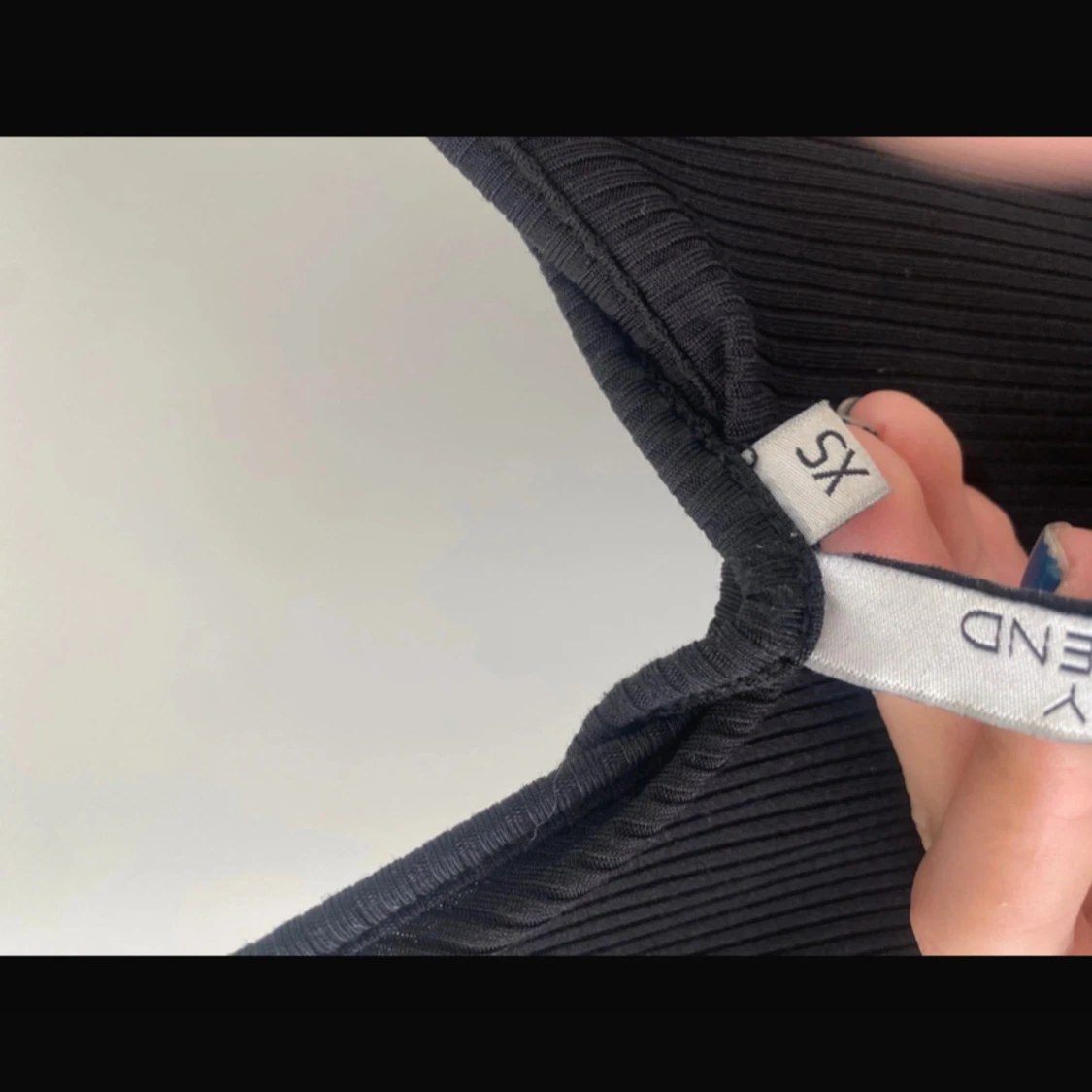 Svart ribbad långklänning  - 1