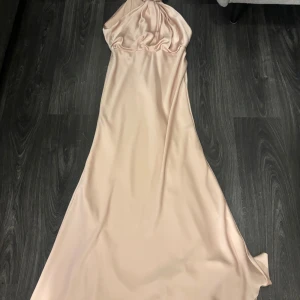 Champagnefärgad långklänning från ASOS Edition - Hej!🩷Säljer en elegant, champagnefärgad långklänning från ASOS Edition. Klänningen har halterneck, draperad framsida och är tillverkad i ett glansigt satinliknande material. Perfekt för bal eller festliga tillfällen. I nytt skick utan prislapp. Nypris: 1000kr. Säljer för: 700kr men pris går att diskutera vid snabb affär!🫶🏽