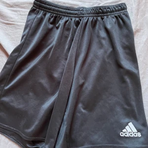 Svarta träningsshorts från Adidas - Tunna shorts från aridas 