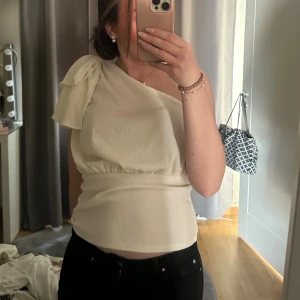 One shoulder topp - Säljer denna superfina Topp från Lindex i storlek M. Superbra skick, knappt andvänd! 