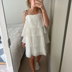 Vit volangklänning  - Super söt vit volangklänning från Gina 💕💕😋