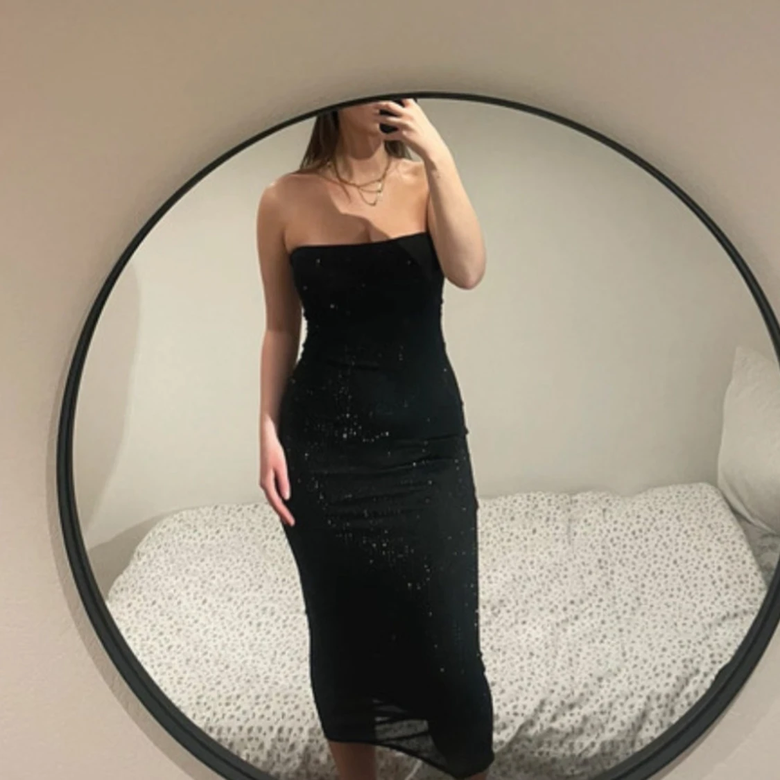Svart glittrig axelbandslös klänning från Amisu
