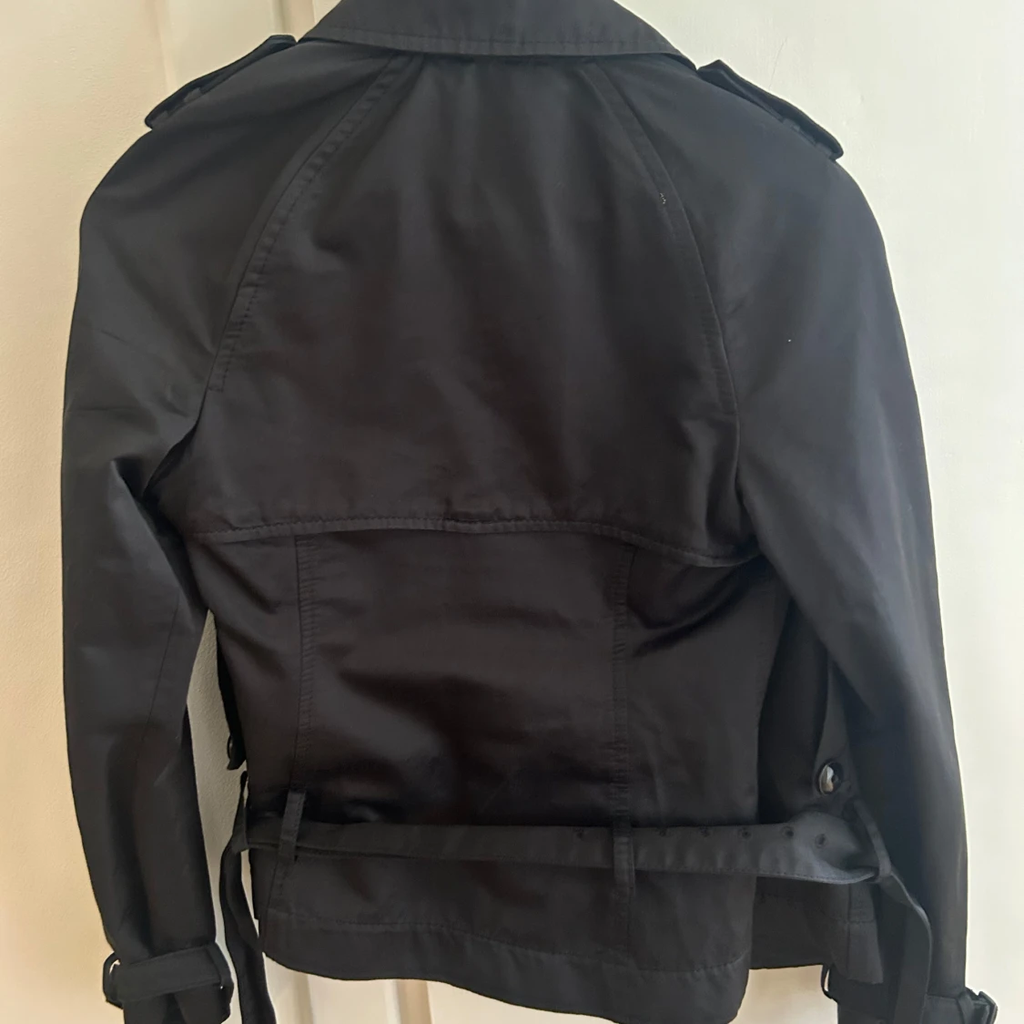 Svart trenchcoat från Drykorn - 2