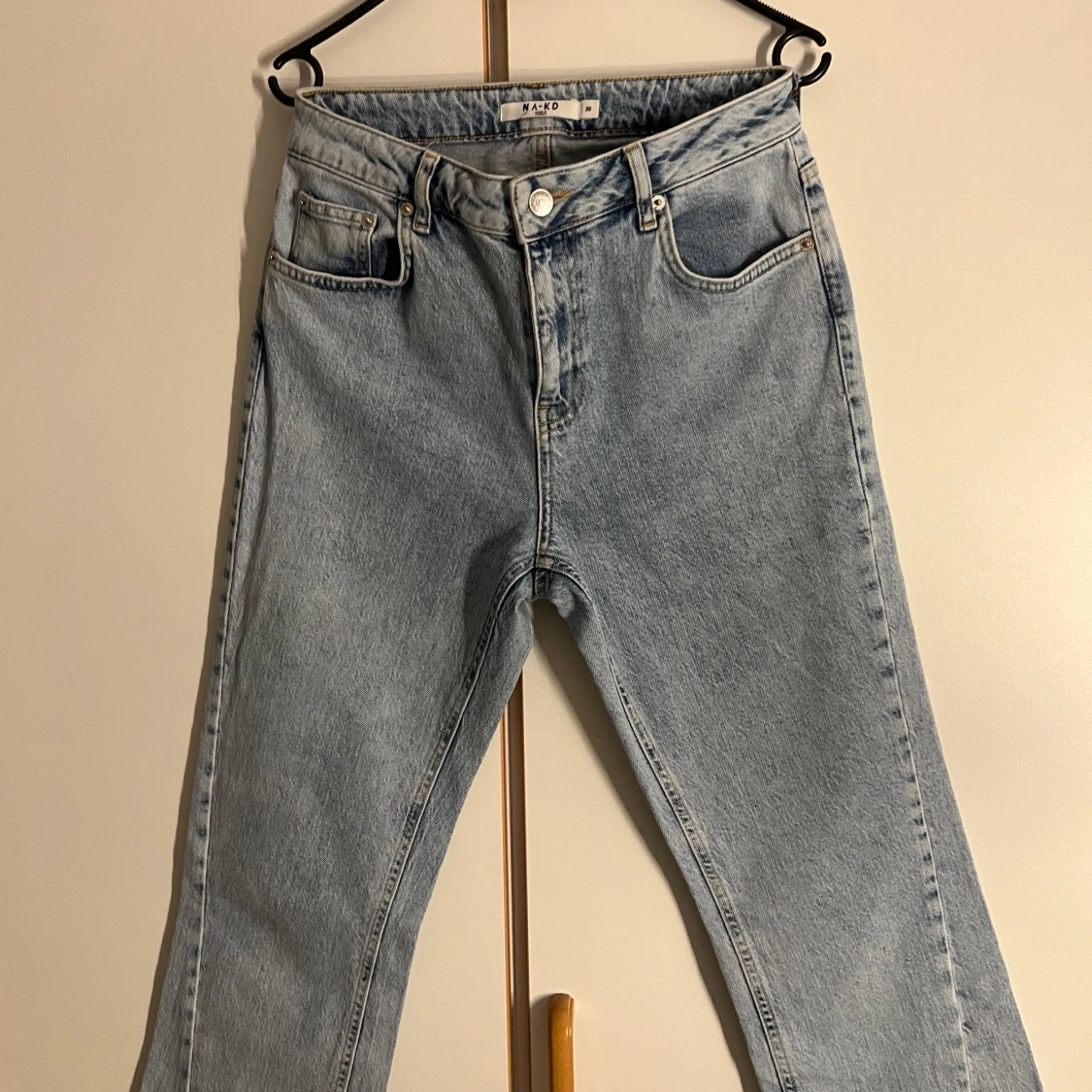 Ljusblå jeansbyxor från NA-KD