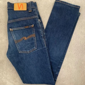 Nudie Jeans - Shyssta jeans ifrån Nudie Jeans i bra sick. Jeansen är i storlek 28/32 (se sista bild). Hör av dig vid frågor och funderingar! Pris kan diskuteras vid snabb affär!