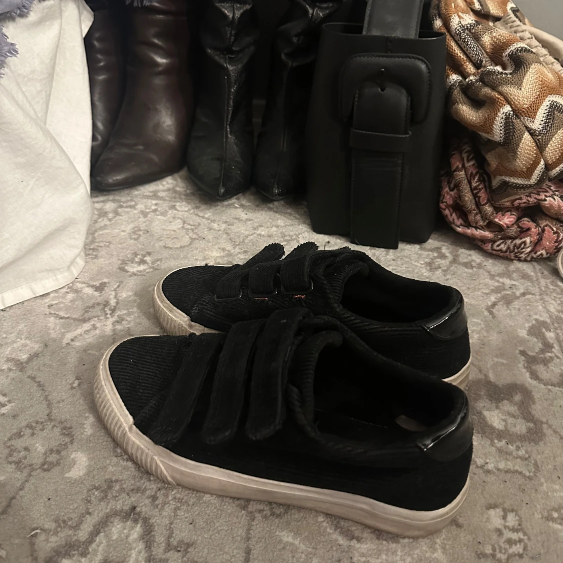 Svarta sneakers med kardborreband - 2