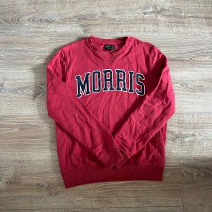 Morris tröja  - En snygg tröja  i bra skick utan några som helst anmärkningar. Hör av er vid ytterligare frågor annars fritt fram att köpa!                   (Postar inom 24h)