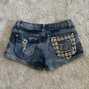 Lågmidjade jeans shorts  - Jättesnygga shorts i storlek S. Har lite stretch✨ Midjemått: ca 67cm Höftmått: ca 82 cm Byxlängden: ca 22 cm Priset kan diskuteras💕