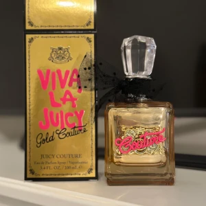 Viva La Juicy Gold Couture Eau de Parfum - Helt ny! 100 Original! Populär Parfym som fått pris för att vara en förförisk doft som män älskar på kvinnor.  Exklusiv parfym från Juicy Couture i serien Viva La Juicy Gold Couture.         Håller super länge på hud och flera dagar på kläder!! Har redan 2 stycken hemma😍 ‼️Gratis produkter/kläder medföljer vid köp🌸