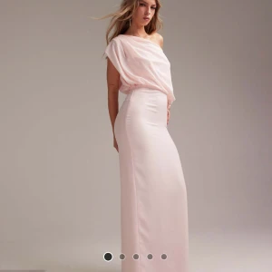 Ljusrosa långklänning med oneshoulder - Säljer denna balklänning! Helt oanvänd och har lappen kvar. Säljer pågrund av att jag köpt en annan och kan inte längre skicka tillbaka🙌🏼