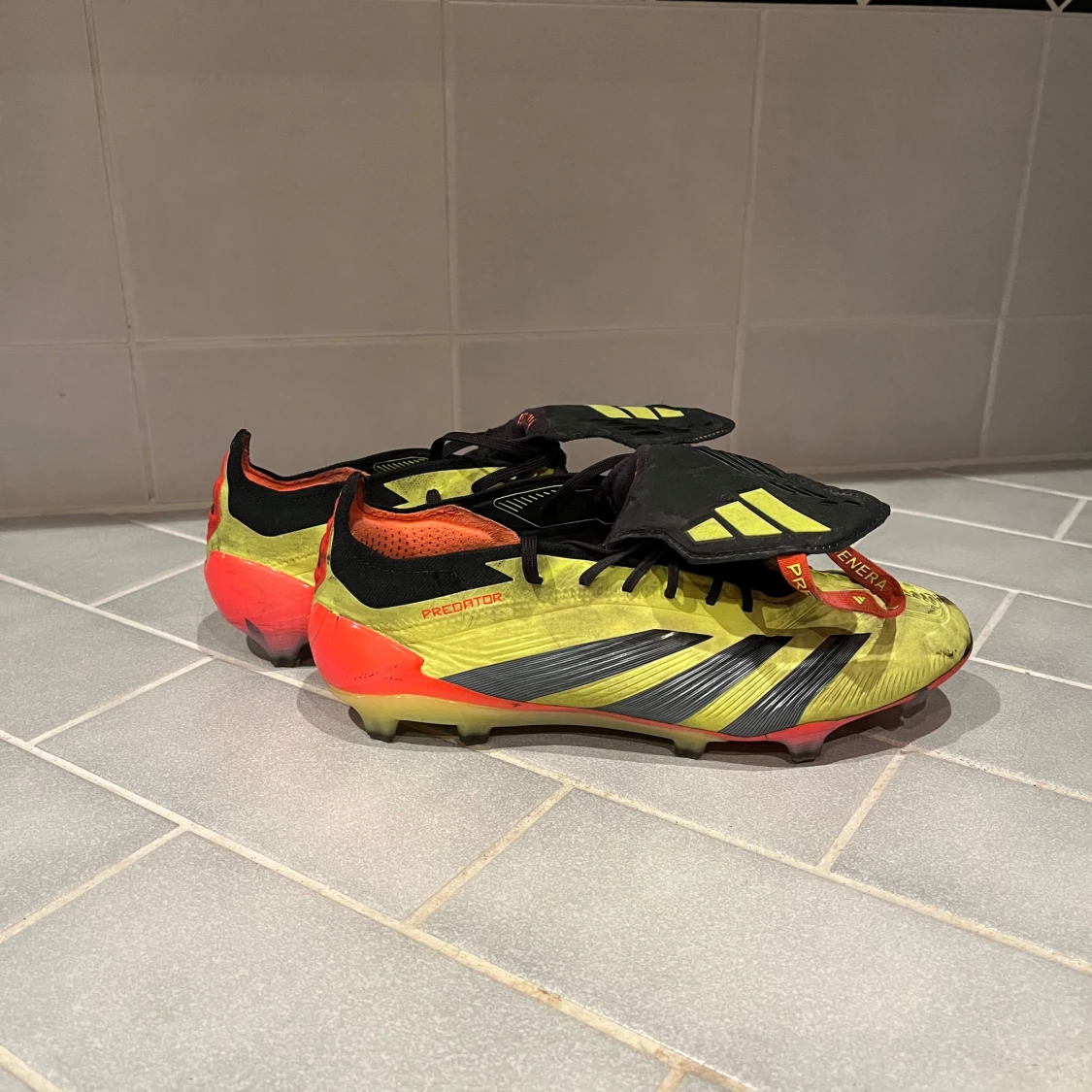 Adidas Predator fotbollsskor i gul och röd