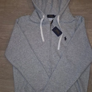 Ralph Lauren zip - Riktigt snygg Ralph lauren zip i storlek M men passar även S, Helt ny! Hör av er vid funderingar🤗
