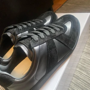 Svarta sneakers från Maison Margiela - Säljer dessa skor från Maison Margiela i princip nytt skick, jag har digitalt kvitto 🧾. Skriv till mig om funderingar 💭