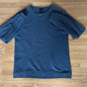 Blå långärmad tröja från H&M - Säljer en blå kortärmad tröja från H&M i regular fit. Tröjan har rund halsringning och är gjord i ett mjukt material som passar perfekt till vardags. Enkel och stilren design utan mönster eller extra detaljer.