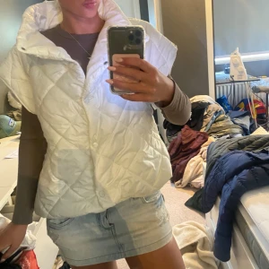 Vit dun cape/ poncho kortärmad jacka - Säljer denna snygga vita jacka i dun jag sytt själv! Perfekt till våren☀️