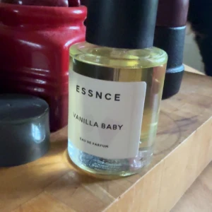 Essnce parfym - Säljer min helt nya essnce parfym då doften inte passar mig endast testad!!