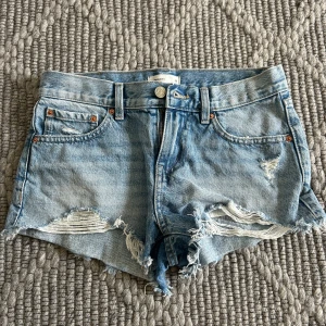 Ljusblå jeansshorts med fransar  - Säljer ett par ljusblå jeansshorts från Gina med slitna detaljer och fransig kant. De är i bra skick 💗
