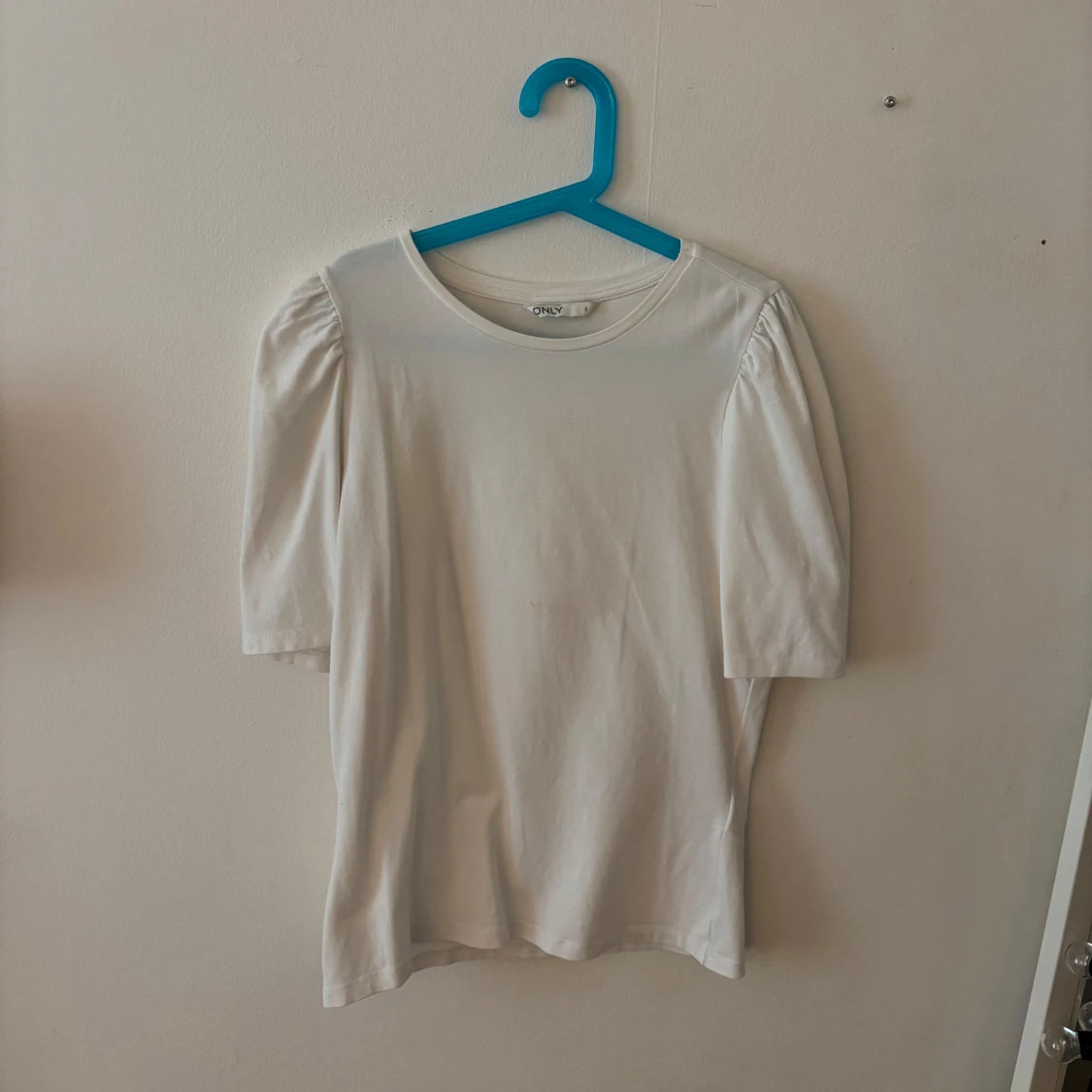 Vit topp med puffärm från Only