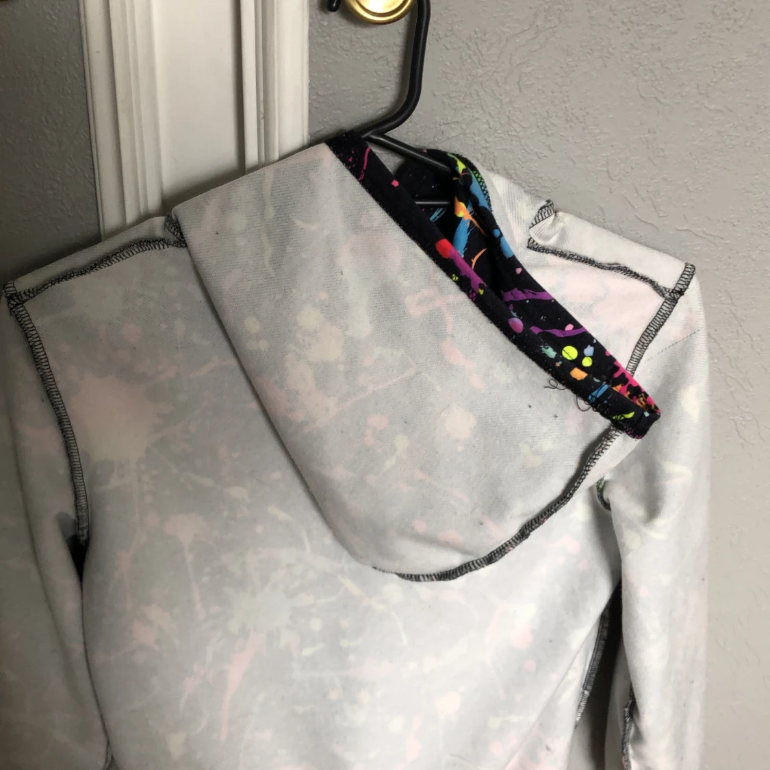 Färgglad hoodie med stänkmönster från SHEIN - 4