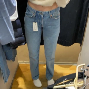 Lågmidjade jeans - Ljusblåa lågmidjade jeans! Andvänd ett fåtal gånger! Är i xs men passar  s