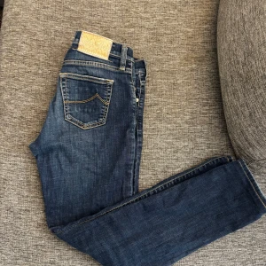 Jacob Cohën jeans - Säljer nu dessa sjukt snygga cohens i storleken 29 passar om du är ca 165-170. De är i mycket bra skick och kappan är i bra skick. Hör av dig vid minsta lilla fundering!