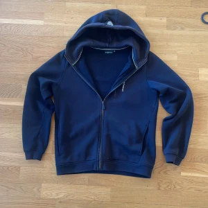 Svart sail racing zip hoddie - Säljer en svart sail racing zip hoddie. Nästan helt ny och har bara använts bara få några gånger. Pris kan diskuteras. 
