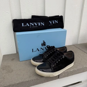 Svarta Lanvin - Tjena! Säljer nu av mina svarta Lanvin skor till ett grymt pris. Vid köp av skorna så medlommer originalkartong och dustbags. Perfekta för dig som gillar stilrena och lyxiga sneakers. Storlek 41/42, UK 6. Skorna är i ett rätt bra skick. Hör av er vid fler frågor eller funderingar. Ha det bäst. 
