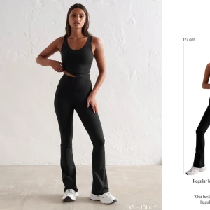 Svarta flare tights från Aim'n - Säljer dessa oanvända yogapants från Aim'n med lappar kvar. Superfina och sköna men har inte fått någon användning för dem. Köpta för 799 men säljer för 500🧘🏼‍♀️